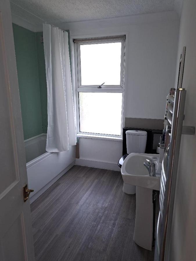 Single Bedroom Near London Seven Kings Train Station Ilford Kültér fotó