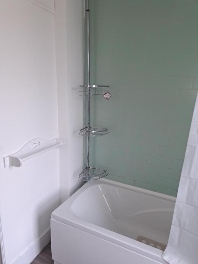 Single Bedroom Near London Seven Kings Train Station Ilford Kültér fotó